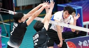 为什么内野手在接捕反弹球时需要保持低重心且球手套靠近身体